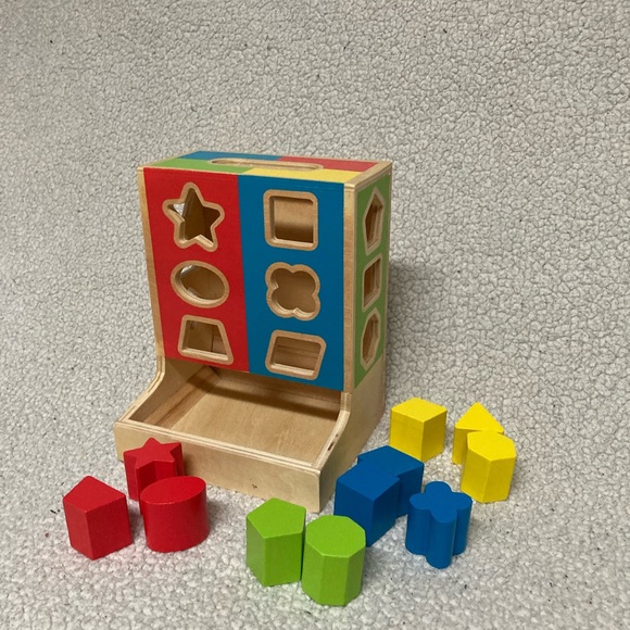 Melissa and Doug color block wooden shape sorter - Picture 3 of 8